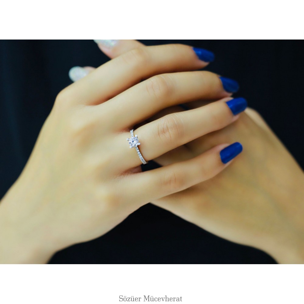 Yanı Taşlı Swarovski Tektaş Altın Yüzük