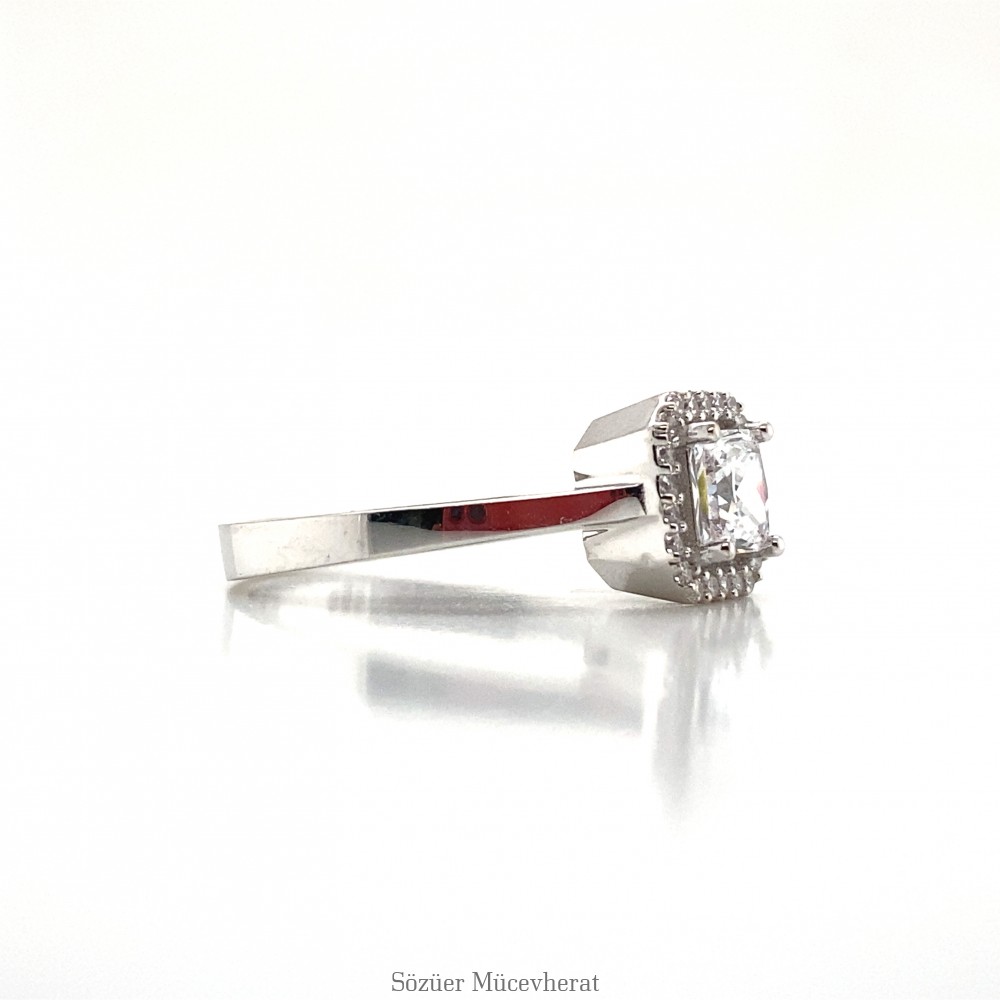 Kare Tektaşlı Altın Yüzük