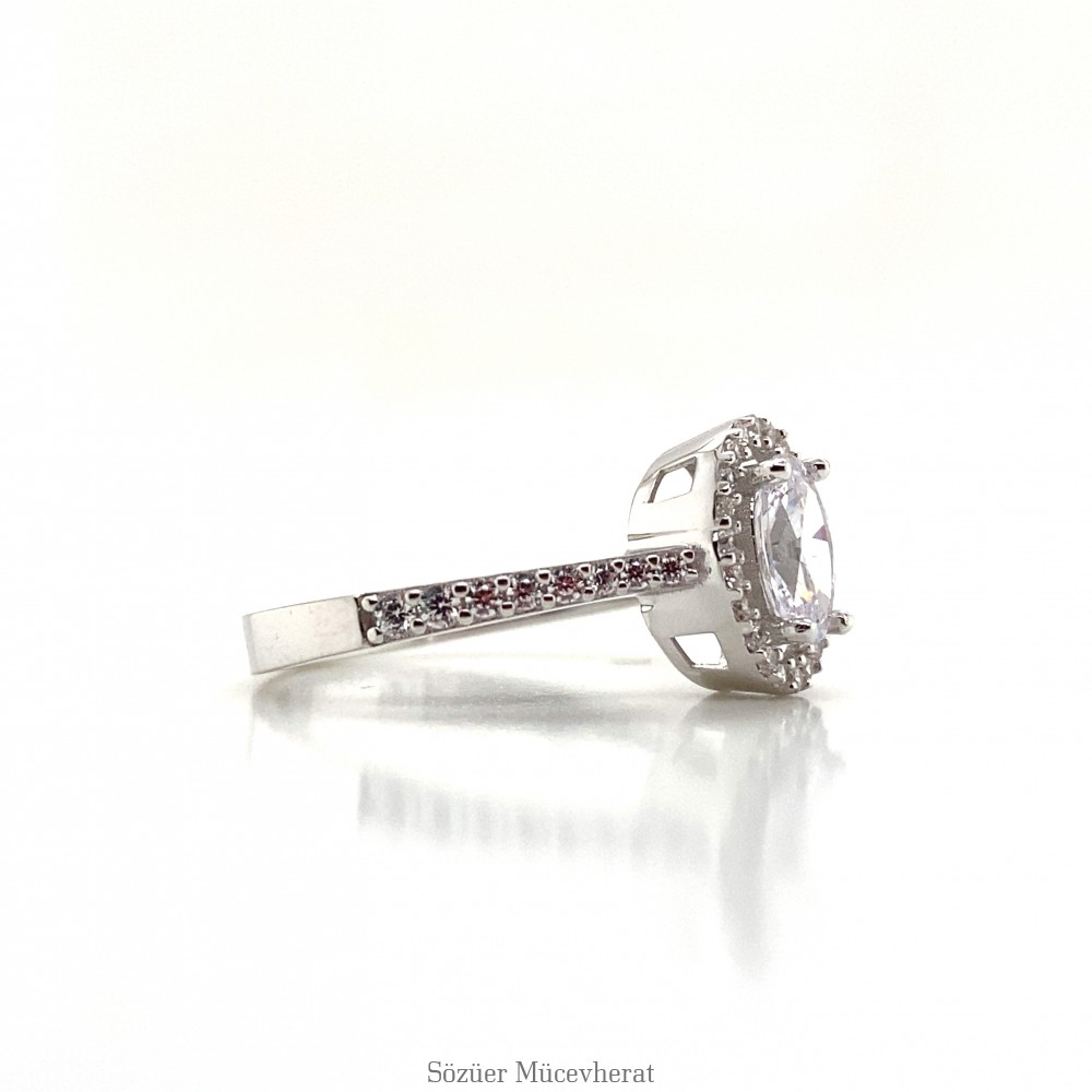 Yanı Taşlı Oval Tektaş Altın Yüzük