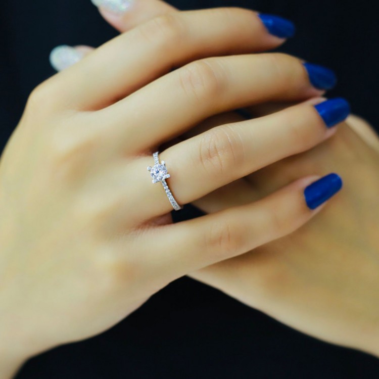 Yanı Taşlı Swarovski Tektaş Altın Yüzük